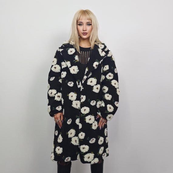 ジャケット・アウター UND TEXTURE ART FLOWER SHAGGY COAT Floral Sherpa Fleece Coat: Black & White Unisex Statement Trench