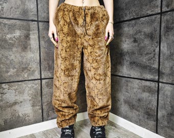 Pantaloni da jogging con stampa serpente, pantaloni in pelliccia sintetica marrone, pantaloni con fantasia animalier, pantaloni stile rettile, abbigliamento streetwear per rave festival