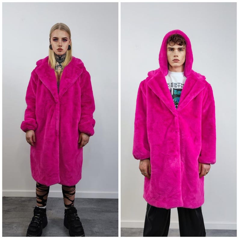 Lila fuskpälskappa med huva, mjuk fleecehuva, lyxig fluffig jacka, pastellglamorösa ytterkläder, mysig fluffig outfit, luddigt festivalträningsset bild 13