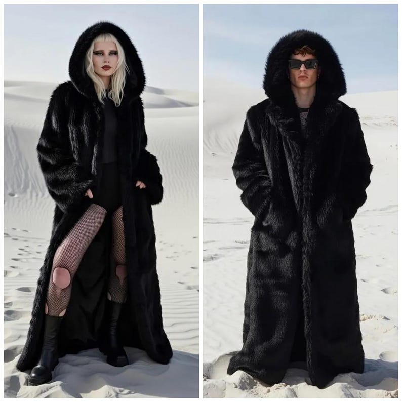 Peut inclure: Deux personnes portant de longs manteaux noirs en fausse fourrure avec de grandes capuches. Les manteaux sont longs jusqu'au sol et ont une texture moelleuse. Le fond est un paysage d&eacute;sertique avec des dunes de sable.