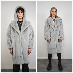Lila fuskpälskappa med huva, mjuk fleecehuva, lyxig fluffig jacka, pastellglamorösa ytterkläder, mysig fluffig outfit, luddigt festivalträningsset bild 12