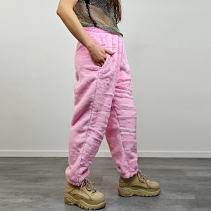 Rosa joggingbyxor i fuskpäls, skidbyxor i fleece, retro raveoveraller, fluffiga byxor, festivalset, skidoutfit, vinterhotpants