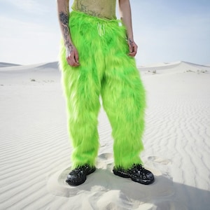 Op de afbeelding: Een set van drie keramische mokken met een gespikkelde, matte afwerking. De mokken zijn in tinten crème, lichtgrijs en donkergrijs. Elke mok heeft een eenvoudig, minimalistisch ontwerp, perfect voor koffie of thee.