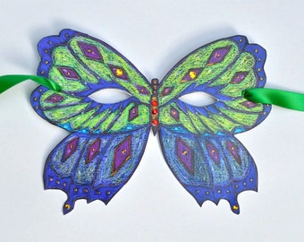 Schmetterling Maske mit grünen Bändern und Verzierungen