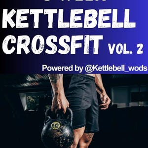 Könnte beinhalten: Bildwerbung für ein 8-Wochen-Kettlebell-CrossFit-Programm, Vol. 2. Die Abbildung zeigt eine Person, die eine schwarze Kettlebell hält. Der Text ist weiß und fett vor einem blauen Farbverlauf. Präsentiert von @Kettlebell_wods.