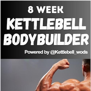 Può includere: Primo piano di un braccio e una spalla muscolosi, flessi, che mostrano la definizione dei muscoli. Lo sfondo è grigio chiaro. Il testo "8 WEEK KETTLEBELL BODYBUILDER Powered by @Kettlebell_woods" è nella parte superiore dell'immagine.