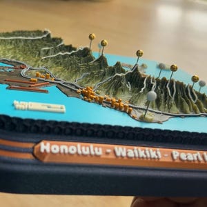 Oahu Hawaii South End Honolulu Waikiki Ko'olau Mtns, carte topographique du terrain 3D avec punaises avec NFC, cadeau personnalisé et suivi des réalisations