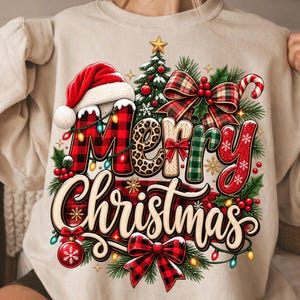 Peut inclure: Un sweat-shirt beige à col rond orné d'un motif festif avec le texte Merry Christmas. Le design comprend un bonnet de Père Noël, un sapin de Noël décoré, des nœuds à carreaux, une canne en sucre, du houx et des guirlandes lumineuses.