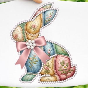 Peut inclure: Illustration d'un lapin patchwork avec un nœud rose et des perles. Le lapin est composé de pièces de tissu aux couleurs pastel, rose, bleu, jaune et vert, chacune ornée de motifs floraux. Le design est bordé de perles, créant un effet décoratif.