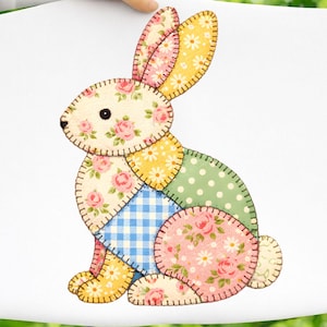 Peut inclure: Un motif de lapin patchwork avec des motifs floraux, à pois et vichy dans des couleurs pastel. Le lapin est fait de morceaux de tissu cousus ensemble avec un contour marron. Il a un œil noir et est posé sur un fond blanc.