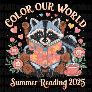 Peut inclure: Un raton laveur portant une chemise bleue est assis dans un fauteuil à bascule en train de lire un livre avec une couverture rose. Le fauteuil est entouré de fleurs et le texte "Color Our World" est au-dessus du raton laveur. Le texte "Summer Reading 2025" est en dessous du raton laveur. Une tasse de thé se trouve sur une table à droite du raton laveur.