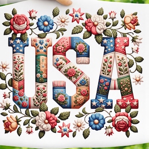 Peut inclure: Une décoration USA avec les lettres U, S et A, chacune ornée de motifs floraux et de patchwork en rouge, blanc et bleu. Les lettres sont entourées d'une guirlande de fleurs et de feuilles, créant un affichage patriotique et artistique.