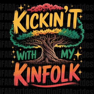 Peut inclure: Conception graphique colorée sur fond noir. Elle présente un arbre stylisé avec des feuilles vertes, jaunes et rouges. Le texte "KICKIN' IT WITH MY KINFOLK" est affiché en jaune, vert et orange.