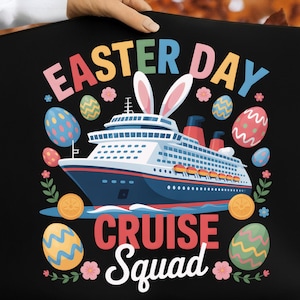 Peut inclure: Sac fourre-tout noir avec l'inscription "EASTER DAY CRUISE Squad" en couleurs. Le motif représente un bateau de croisière avec des oreilles de lapin, des œufs de Pâques et des éléments floraux, idéal pour une croisière de Pâques.