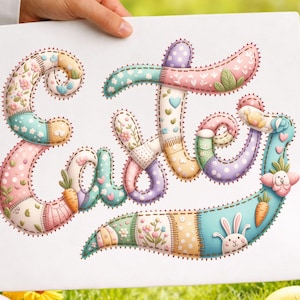 Peut inclure: Une œuvre d'art colorée sur le thème de Pâques avec le mot "Easter" dans un style patchwork. Les lettres sont ornées de motifs floraux, de cœurs et d'un lapin, dans des tons pastel de rose, de bleu et de jaune. L'œuvre est tenue sur un fond vert flou.