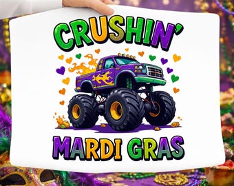 Camión monstruo de Mardi Gras aplastante PNG, clipart de camión de Mardi Gras, diseño de camiseta de Mardi Gras para niños, carnaval morado, verde y amarillo PNG