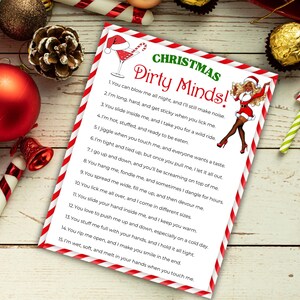 Puede incluir: Una tarjeta con tem&aacute;tica navide&ntilde;a con el texto "Christmas Dirty Minds!" en verde y rojo. La tarjeta tiene un borde a rayas rojas y blancas y presenta una imagen de dibujos animados de una mujer con un atuendo de Pap&aacute; Noel. Adornos navide&ntilde;os y bastones de caramelo rodean la tarjeta.