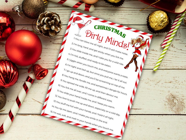 Puede incluir: Una tarjeta con tem&aacute;tica navide&ntilde;a con el texto "Christmas Dirty Minds!" en verde y rojo. La tarjeta tiene un borde a rayas rojas y blancas y presenta una imagen de dibujos animados de una mujer con un atuendo de Pap&aacute; Noel. Adornos navide&ntilde;os y bastones de caramelo rodean la tarjeta.