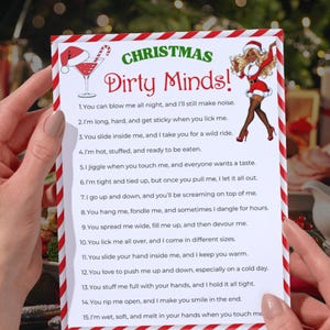 Puede incluir: Una tarjeta con tem&aacute;tica navide&ntilde;a titulada "Dirty Minds!" con un dise&ntilde;o festivo. La tarjeta presenta un c&oacute;ctel y una ilustraci&oacute;n de ayudante de Pap&aacute; Noel, junto con una lista de frases sugerentes. La tarjeta est&aacute; en manos de una persona.
