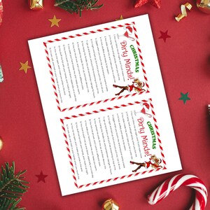 Puede incluir: Dos hojas de papel blancas con bordes a rayas rojas y blancas y el texto "Christmas Dirty Minds!" se muestran sobre una superficie roja. Los papeles est&aacute;n decorados con gr&aacute;ficos y texto con tem&aacute;tica navide&ntilde;a. El fondo incluye adornos y decoraciones navide&ntilde;as.