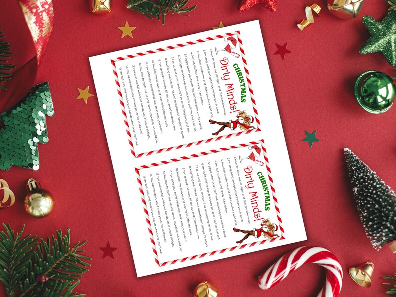 Puede incluir: Dos hojas de papel blancas con bordes a rayas rojas y blancas y el texto "Christmas Dirty Minds!" se muestran sobre una superficie roja. Los papeles est&aacute;n decorados con gr&aacute;ficos y texto con tem&aacute;tica navide&ntilde;a. El fondo incluye adornos y decoraciones navide&ntilde;as.