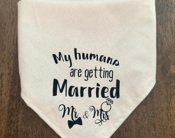 Peut inclure: Un bandana blanc avec du texte noir qui dit "Mes humains se marient Mr. & Mrs." avec un nœud papillon et une bague avec un diamant.