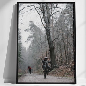 Bergfahrer im Regenwald Digitales Poster, Downhill Bike Wandkunst, Mountainbike Liebhaber Geschenk, Fahrrad Liebhaber Raumdekor, Extremsport Wandkunst