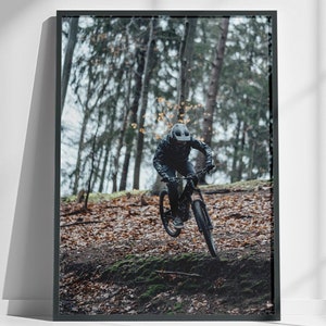 Bergfahrer im nebligen Wald Digitales Poster, Mountainbike Wandkunst, Mountainbike Liebhaber Geschenk, Fahrrad Liebhaber Raumdekor, Extremsport Wandkunst