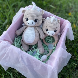 Zestaw prezentowy dla dziecka – szydełkowana zabawka smok i grzechotka z drewnianym kółkiem, spersonalizowany prezent na baby shower