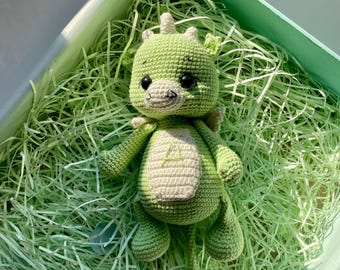 Hellgrüner Drache Plüschtier - handgemachtes Stofftier, Fantasy-Kinderzimmer-Dekor, Stofftier für Neugeborene, personalisiertes neutrales Baby Geschenk
