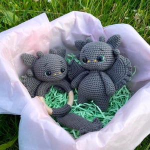 Zestaw prezentowy dla dziecka w kształcie smoka szydełkowego – pluszowa zabawka i grzechotka amigurumi, ręcznie robiony prezent dla noworodka, prezent na baby shower, prezent z okazji ogłoszenia ciąży