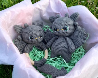 Crochet Dragon Baby Gift Set – Amigurumi Plush Toy & Rattle, Handmade Newborn Gift, Baby Shower Present, Pregnancy Announcement Gift