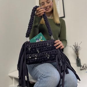 Sac à bandoulière bohème respectueux de l'environnement au crochet - Sac à main en coton gris foncé fait main avec franges et breloques, parfait pour l'été, les adolescentes et les femmes