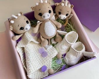 Coffret cadeau bébé dragon fait main : peluche, hochet, chaussons et lovey, cadeau neutre personnalisé pour bébé