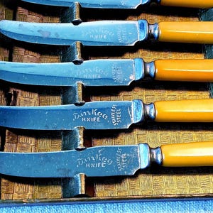 Vintage Dinkee Spreader Knives – Set of 6 with Amber Bakelite Handles, Mid-Century Stainless Steel in Original Box, 1950s Kitchenware