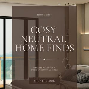 Könnte beinhalten: Schlafzimmer-Interieur in neutralen Farbtönen. Das Bild zeigt ein Bett mit Kissen und einer Decke sowie den Text "COSY NEUTRAL HOME FINDS". Der Text "TIMELESS PIECES FOR A WARM AND INVITING HOME" ist ebenfalls sichtbar.
