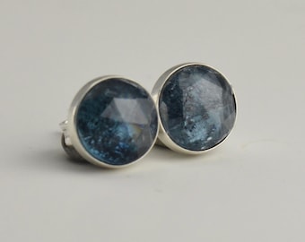 Paire de clous d'oreilles en argent sterling avec taille rose et cyanite mousse de 7 mm