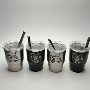 Personalisiertes graviertes Mini-Becher-Schnapsglas - Benutzerdefiniertes Edelstahl-Schnapsglas - Camping-Muster - Personalisieren Sie mit Ihrem Design