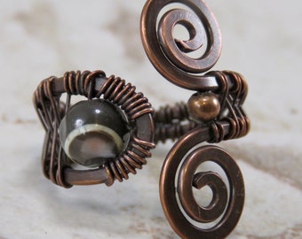Hammered Ring in Copper with Black and White Shell