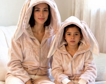 RUBZOOF Women's Pajama Set – Soft Two-Piece Lounge Set With Pockets, V-Neck Top & Straight-Leg Pants - View #2