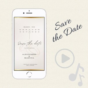 Può includere: Uno smartphone mostra un invito di nozze digitale. L'invito dice "Save the Date" con i nomi Alessandro & Martina e la data maggio 2026. Lo sfondo è color crema chiaro con elementi decorativi.