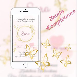 Könnte beinhalten: Ein Smartphone zeigt eine Geburtstagseinladung mit einem rosa-goldenen Schmetterlingsthema. Die Einladung enthält den Namen "Sara", das Datum, die Uhrzeit und den Ort der Feier, sowie dekorative Schmetterlinge.