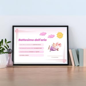 Può includere: Una stampa incorniciata con un design rosa e bianco, con il testo "Battesimo dell'aria" e altro testo italiano. La stampa include illustrazioni di nuvole, un sole e un orsacchiotto in aereo. La cornice è nera.