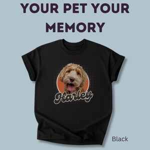 Op de afbeelding: Zwart T-shirt met een hondenportret in een retro-ontwerp. De naam van de hond, "Harley", staat onder het portret. De tekst "YOUR PET YOUR MEMORY" staat bovenaan. Het woord "Black" staat onderaan.