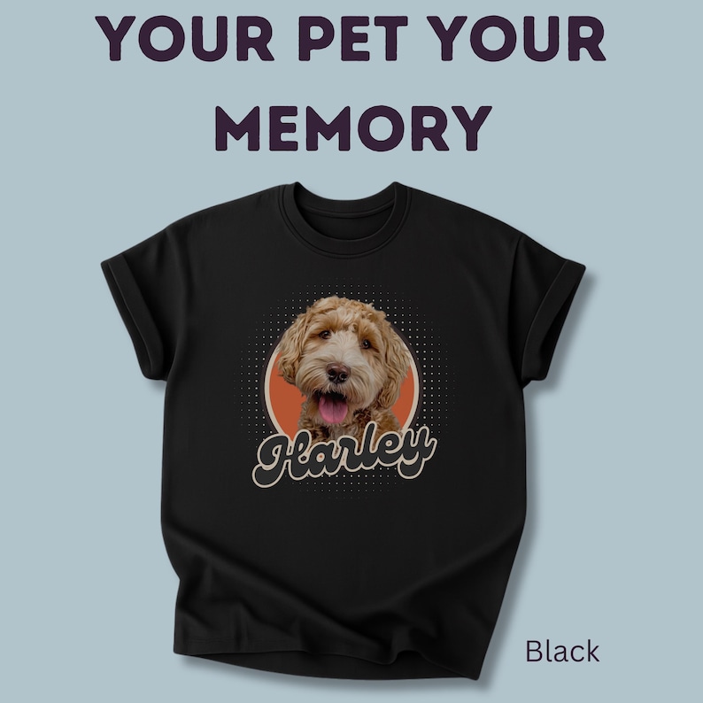 Op de afbeelding: Zwart T-shirt met een hondenportret in een retro-ontwerp. De naam van de hond, "Harley", staat onder het portret. De tekst "YOUR PET YOUR MEMORY" staat bovenaan. Het woord "Black" staat onderaan.