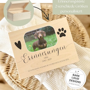 Könnte beinhalten: Gedenktafel für Haustiere aus Holz mit Foto eines Dackels, Pfotenabdruck und Herz. Die Tafel trägt die Aufschrift "Erinnerungen" und "Nicht länger an unserer Seite, aber für immer in unseren Herzen."
