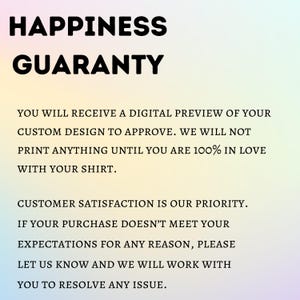 Op de afbeelding: Tekst op een verloopachtergrond met de tekst "HAPPINESS GUARANTY". Extra tekst vermeldt dat een digitale preview wordt verstrekt, er niets wordt afgedrukt totdat 100% tevredenheid is bereikt en klanttevredenheid prioriteit heeft.