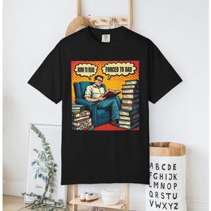 Koszulka Born to Read, Forced to Dad | Zabawny prezent na Dzień Ojca dla miłośnika książek | Koszulka z komiksem Pop Art | Humor retro dla taty | Prezent Chapters Over Chores