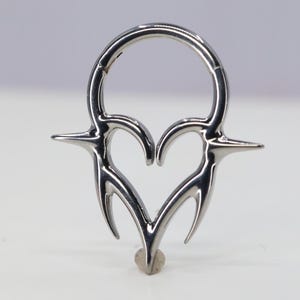 Aro con bisagra de titanio ASTM F136 (cl128) Cyber Sigil Heart con clicker de 1,2 mm (calibre 16) Adecuado para cartílago, hélice, daith, tabique, torre y lóbulo