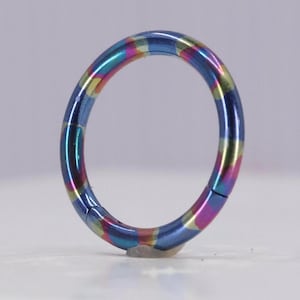 Titane ASTM F136 anodisé « Merfolk » style nappe de pétrole Clicker, cerceau à charnière, septum de 1,2 mm-1,6 mm (16 g-14 g), lambi, daith, cartilage, rook
